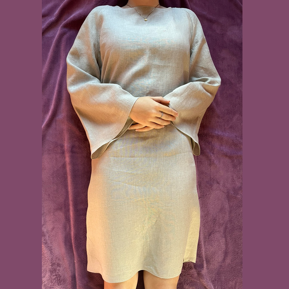 Puur linnen jurkje voor een natuurlijk en ecologisch afscheid. Duurzame uitvaartkleding, met zorg gemaakt en passend bij elke natuurbegrafenis.