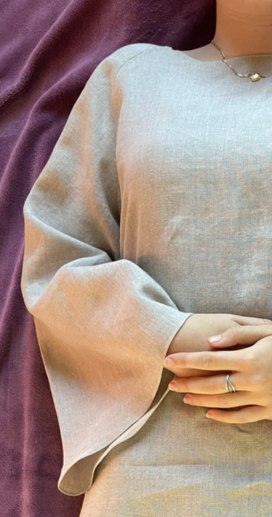 Puur linnen jurkje voor een natuurlijk en ecologisch afscheid. Duurzame uitvaartkleding, met zorg gemaakt en passend bij elke natuurbegrafenis.